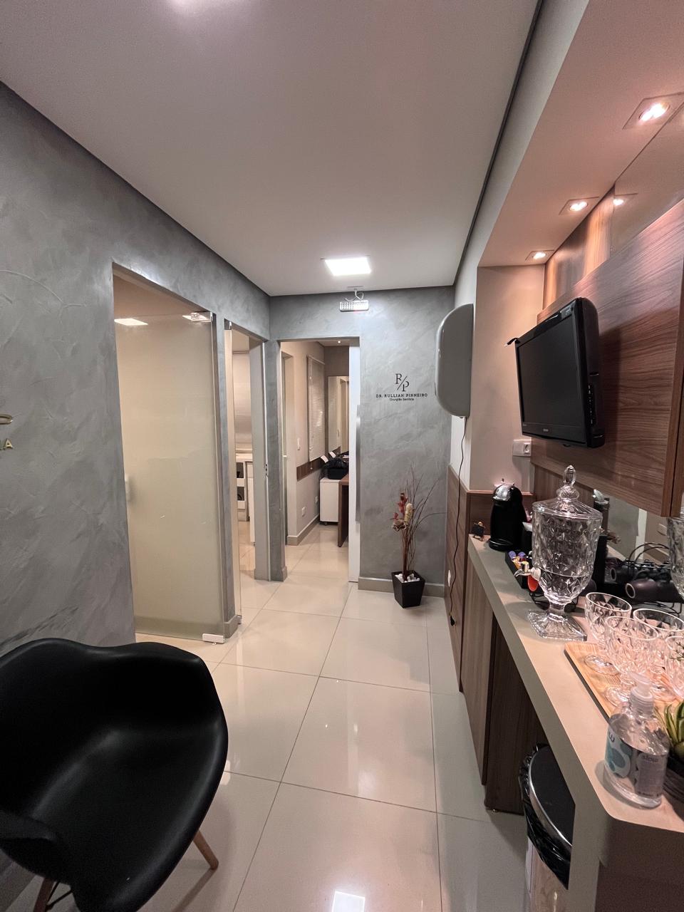 Recepção moderna do consultório odontológico do Dr. Rullian Pinheiro em Bigorrilho, Curitiba