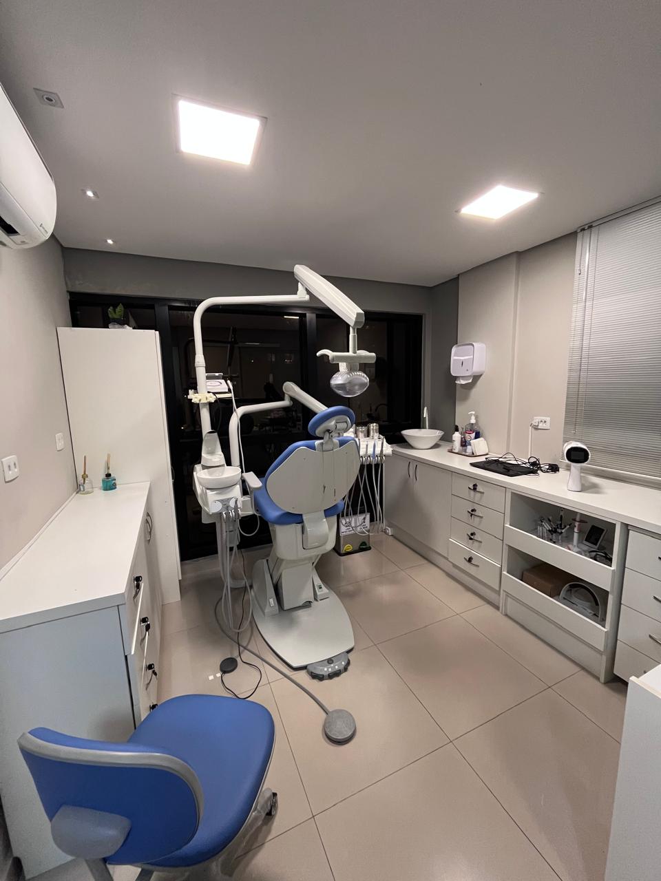 Sala de atendimento odontológico moderna com equipamentos de última geração em Curitiba